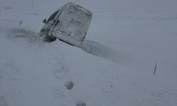 Ardahan'da kara saplanan minibüsteki yolcuları jandarma kurtardı