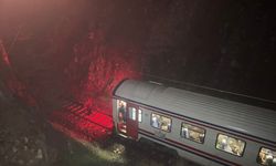 Balıkesir'de toprak kayması nedeniyle lokomotifi ve vagonu raydan çıkan tren kaldırıldı