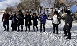 Buzla kaplı Çıldır Gölü'ne gelen turistler gönüllerince eğleniyor