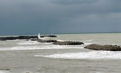 Düzce'nin Karadeniz kıyısında kuvvetli rüzgar nedeniyle dalga boyu yükseldi