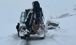Elazığ'da kar nedeniyle yolda mahsur kalan araçlar kurtarıldı