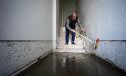 İzmir'de yağmur nedeniyle su basan ev ve iş yerlerinde temizlik yapılıyor