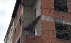 Sultanbeyli'de bir binanın balkonunun çökmesi sonucu 2 otomobilde hasar oluştu