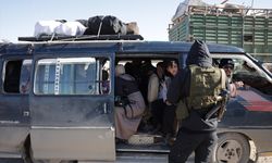 Terör örgütü YPG'nin engeli nedeniyle Suriyeli siviller Haseke'den toprak yolları kullanarak kaçıyor