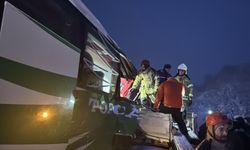 Tokat'ta yolcu otobüsünün tıra çarptığı kazada 13 kişi yaralandı
