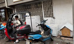 Binadan dökülen parçalar aşağıdaki motosikletlere zarar verdi