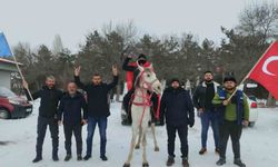 Esnaf at üstünde Türk bayrağı ile tur attı