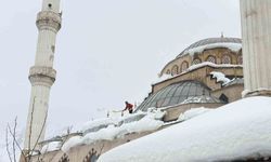 Hakkari'de tehlike saçan caminin çatısı kardan temizlendi