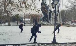 Polis ve çocuklardan kartopu keyfi