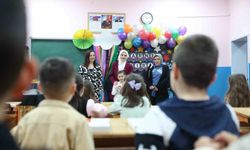 Şehidin oğlu ilk karnesini Bakan Göktaş'ın elinden aldı