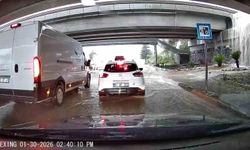 Yağmur, Adana'yı felç etti: Hortum oluştu, araçlar yolda mahsur kaldı