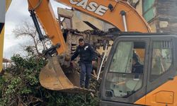 Yıkım sırasında Türk bayrağı hassasiyeti