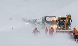 Yüksekova-Şemdinli yolunda kar esareti: Ulaşım tamamen durdu
