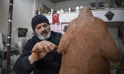 Babasından esinlenerek başladığı mesleğinde yüzlerce esere imza attı