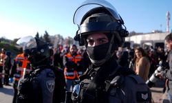 İsrail, ramazanın ilk cumasında izinleri olmasına rağmen Batı Şeria'daki Filistinlilerin Kudüs'e girişini engelledi