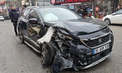 Mardin'de SUV tipi araç ile otomobilin çarpıştığı kazada 2 kişi yaralandı