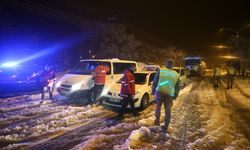 Muş-Bingöl kara yolunda kar nedeniyle mahsur kalanlar ekiplerce kurtarıldı