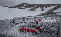 Türk bilim insanları 10. kez Beyaz Kıta'daki evleri Türk Bilimsel Araştırma Kampı'na ulaştı