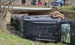 Amasya'da kamyonet menfeze devrildi: 3 yaralı