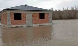 Çekerek ırmağı taştı; yollar ve tarlalar sular altında kaldı
