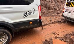 Heyelanda çamura saplanan okul taşıtı köylülerce kurtarıldı