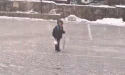 Kar altında İstiklal Marşı'nı okuyan çocuk yürekleri ısıttı