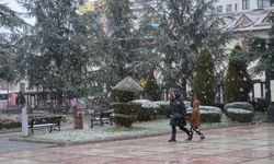 Kastamonu'da vatandaşlar, Ramazan ayının ilk gününe kar yağışıyla uyandı