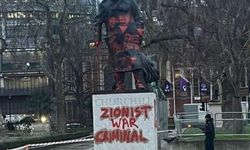 Londra'daki Winston Churchill heykeline kırmızı boyalarla İsrail protestosu