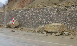 Malatya'da dev kaya parçaları yola düştü