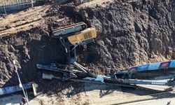 Maltepe'de istinat duvarı güçlendirme çalışmasında iş makinesi devrildi