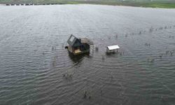Yüzen evler...Ulubat Gölü taştı, felaket havadan görüntülendi
