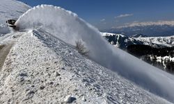 Ardahan'da ekiplerin karla mücadele çalışması sürüyor