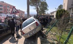 Bursa'da park halindeyken hareket eden otomobilin çarptığı çocuk öldü, dedesi ve kardeşi yaralandı