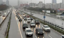 İstanbul'da yağmurun da etkisiyle sabah saatlerinde trafik yoğunluğu yaşanıyor