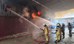 İzmir'de atölye ve depolarda çıkan yangın kontrol altına alındı