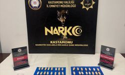 Midesinde Türkiye'ye uyuşturucu sokan şüpheliyle bu kişiye yardım eden 4 zanlı yakalandı