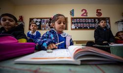 Torunu sayesinde 70 yaşında okuma yazma öğreniyor