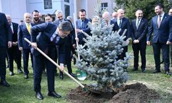 Bakan Yumaklı Kırklareli Valiliği bahçesine fidan dikti