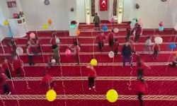 İmam ve eşinden çocuklar için camide renkli süsleme