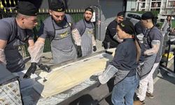 İstanbul'da lahmacun rekoru: 63 metrelik dev lahmacun Guinness'e girdi