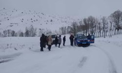 Kar yolları kapattı, öğretmenler yolda kaldı