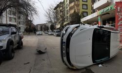 Park halindeki araca çarpan otomobil devrildi