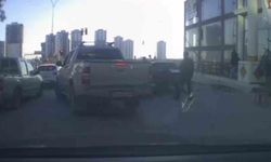 Trafikte tartıştıkları kişinin aracına sopa ve sandalyelerle saldırdılar