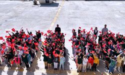 Bakan Kurum, deprem bölgesindeki okuldan 23 Nisan kutlamasına ilişkin görüntü paylaştı