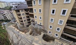 Bursa'da çöken istinat duvarı, apartmanda ve 2 araçta hasar oluşturdu
