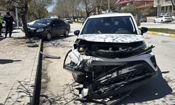 Erzincan'da SUV tipi araç ile otomobilin çarpıştığı kazada 6 kişi yaralandı