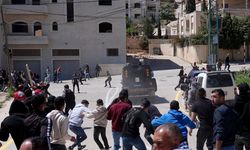 İsrail askerleri, Batı Şeria'da öldürülen Filistinlilerin cenaze törenine baskın düzenledi