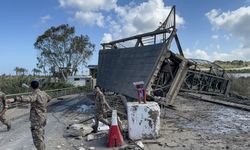 İsrail ordusu köprüleri hedef alarak halkını göçe zorladığı Lübnan'ın güneyini izole ediyor