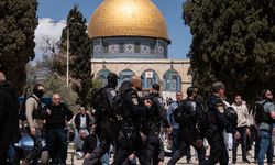 İsrail'in kısıtlamalarına rağmen Filistinliler, savaş bahanesiyle 5 haftadır kapalı olan Aksa'ya akın etti