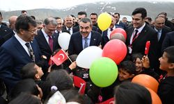 Milli Eğitim Bakanı Tekin, Van'da ilkokul öğrencileriyle buluştu